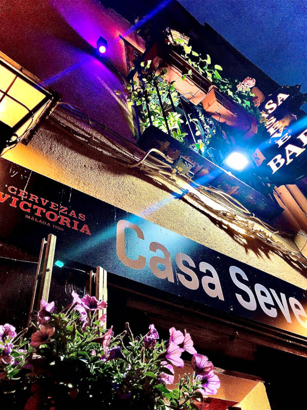 Fachada de bar restaurante en Segovia capital