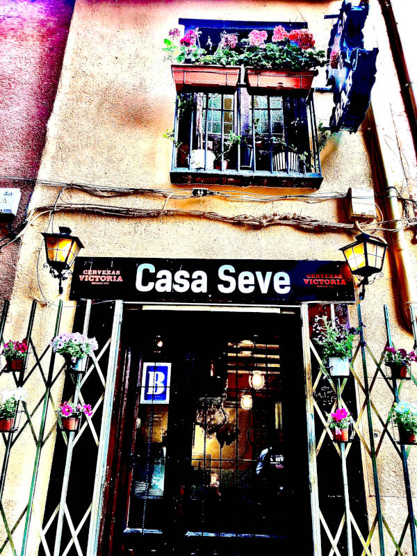 Fachada de bar en la ciudad de Segovia